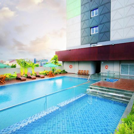 Ayola First Point Hotel Pakanbaru Exteriör bild