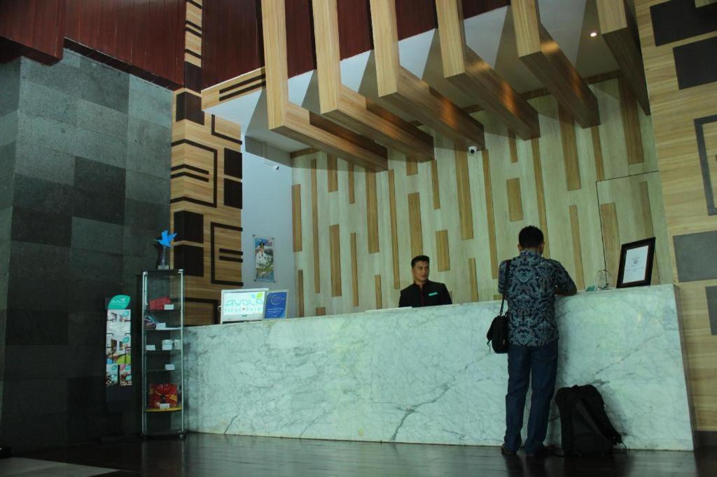 Ayola First Point Hotel Pakanbaru Exteriör bild