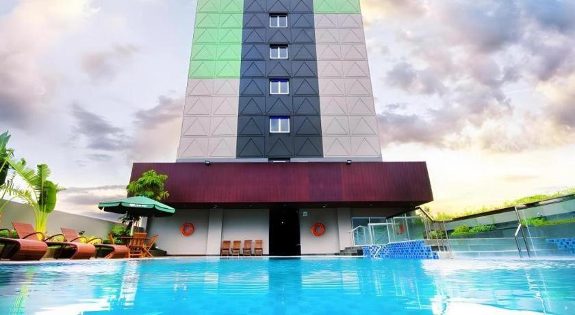 Ayola First Point Hotel Pakanbaru Exteriör bild