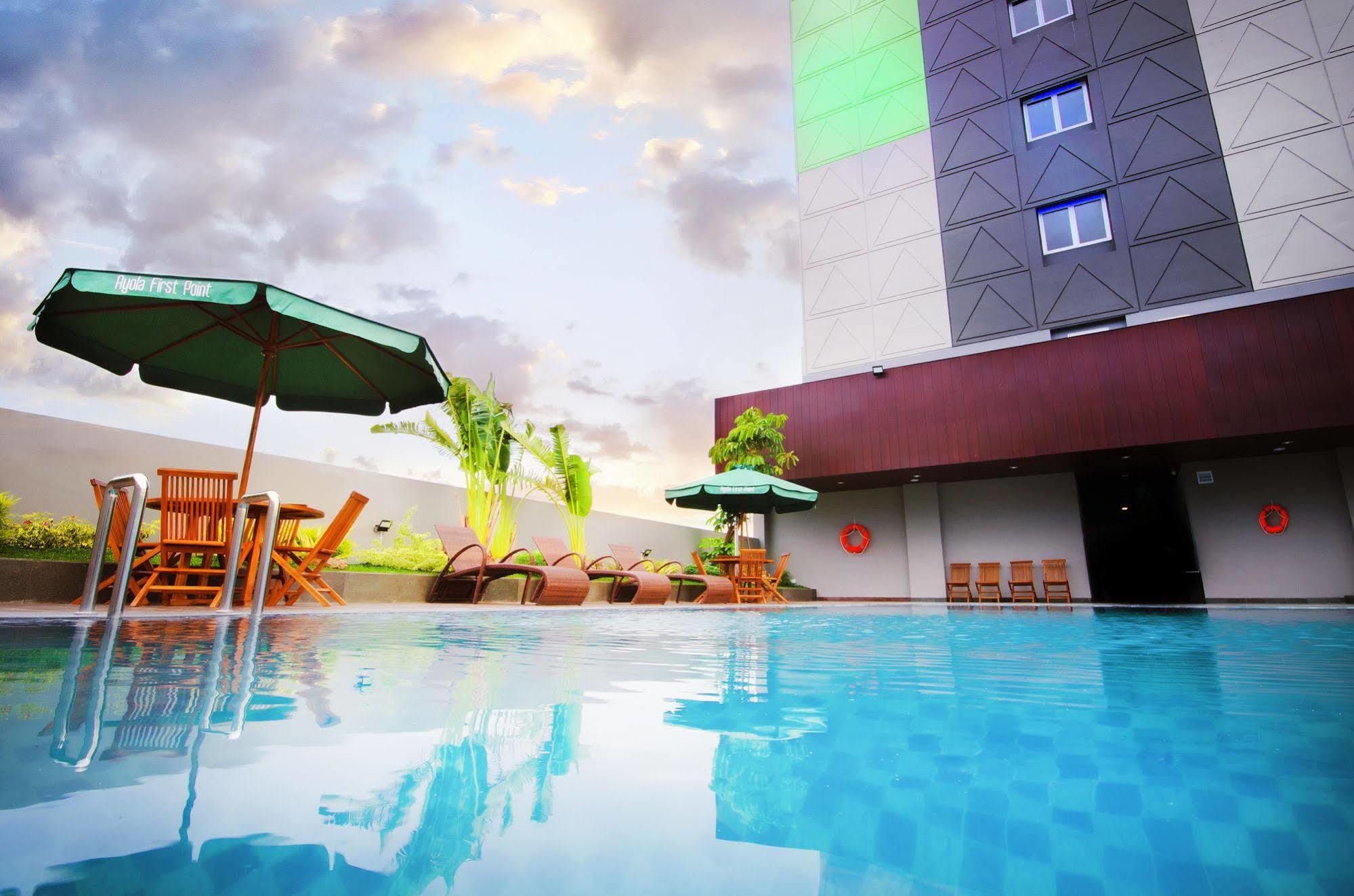 Ayola First Point Hotel Pakanbaru Exteriör bild