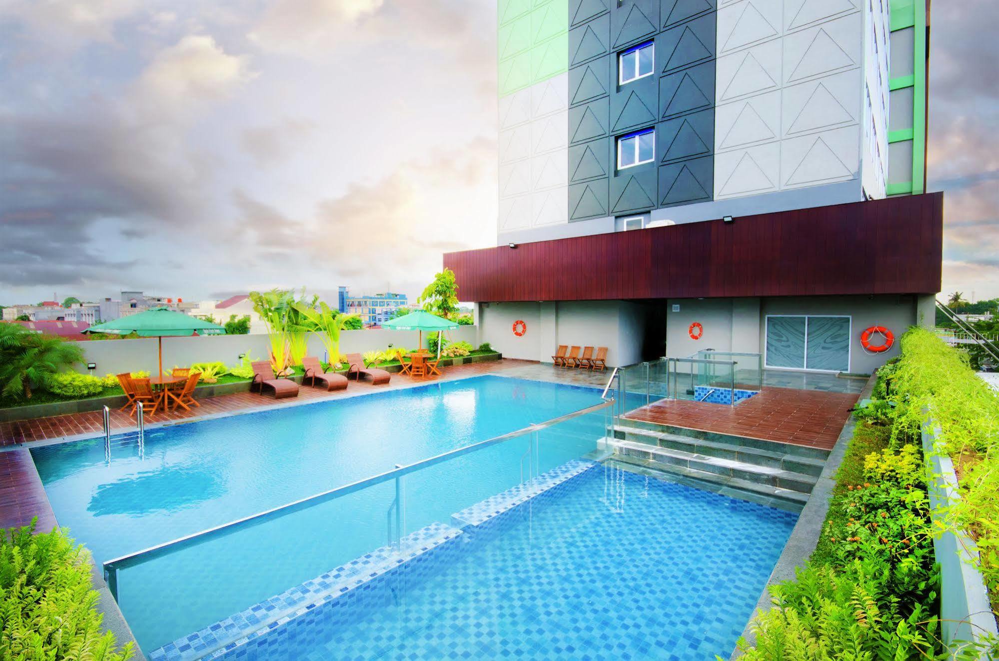 Ayola First Point Hotel Pakanbaru Exteriör bild
