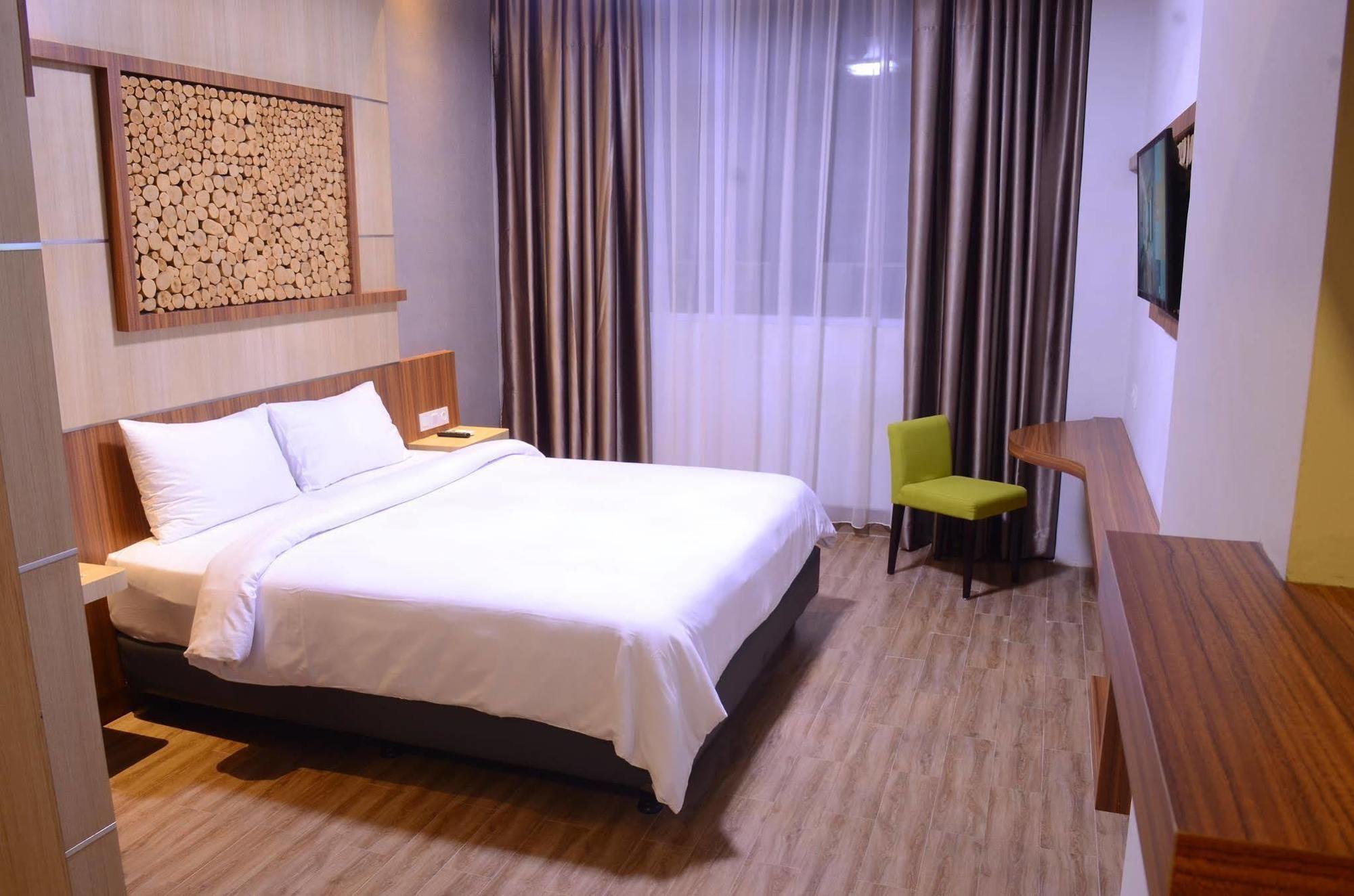 Ayola First Point Hotel Pakanbaru Exteriör bild