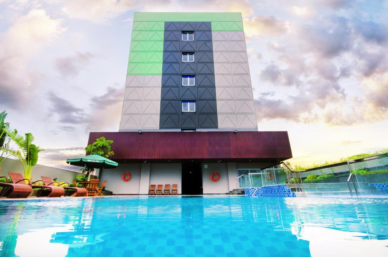 Ayola First Point Hotel Pakanbaru Exteriör bild